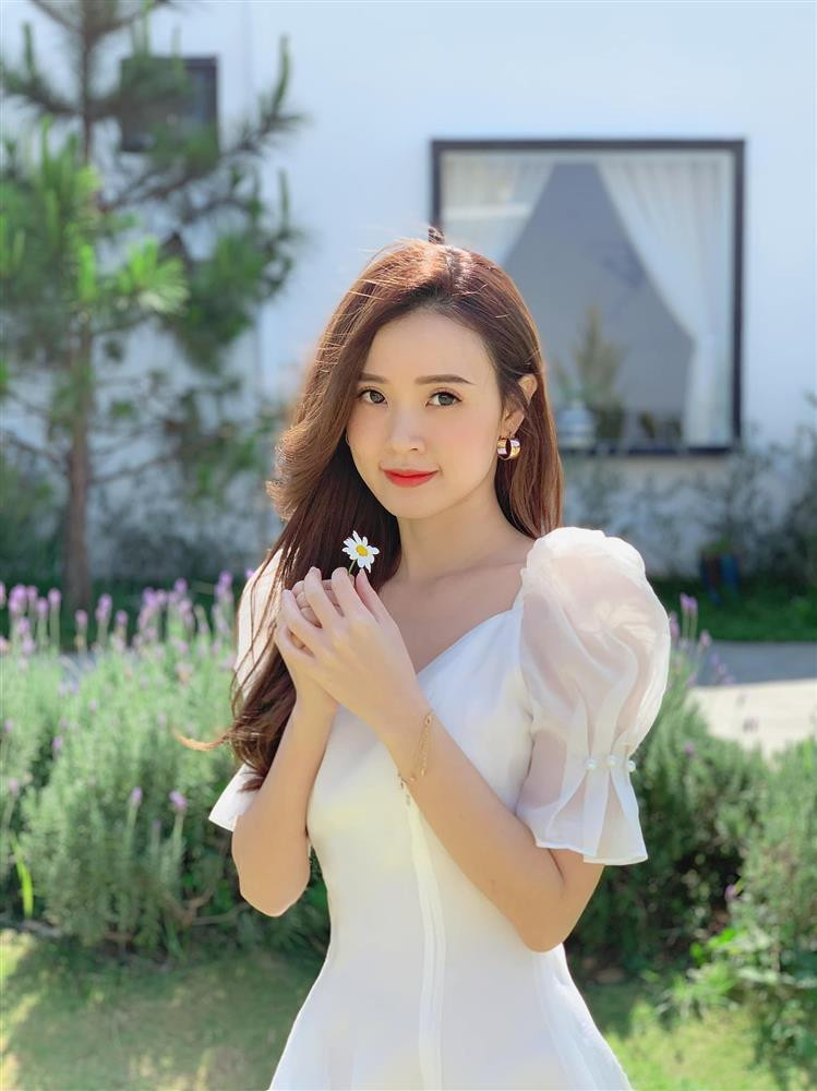 "Ngọc nữ" Midu bất ngờ tiết lộ dành cả thanh xuân làm điều này Sinh năm 1989, Midu là một trong những hot girl Sài thành đời đầu thành công trong nhiều lĩnh vực, từ làm nghệ thuật, kinh doanh đến đi dạy.