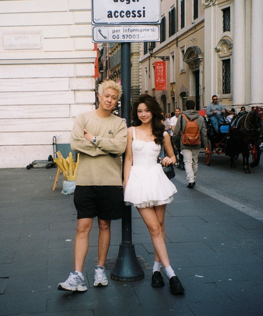 Với hàng loạt drama xảy ra dồn dập, Hàn Hằng quyết định “ở ẩn”. Cô nàng không lên tiếng đáp trả bất cứ tin đồn nào và cũng giữ kín chuyện tình yêu của mình. Về phía Huy Me, anh chàng cũng chịu khá nhiều lượt “spam” từ netizen, khuyên anh chàng chia tay bạn gái hot girl vì quá ồn ào, gây ảnh hưởng hình ảnh. Mặc dù vậy, nam vlogger cũng chọn cách giữ im lặng, tập trung vào công việc của mình.