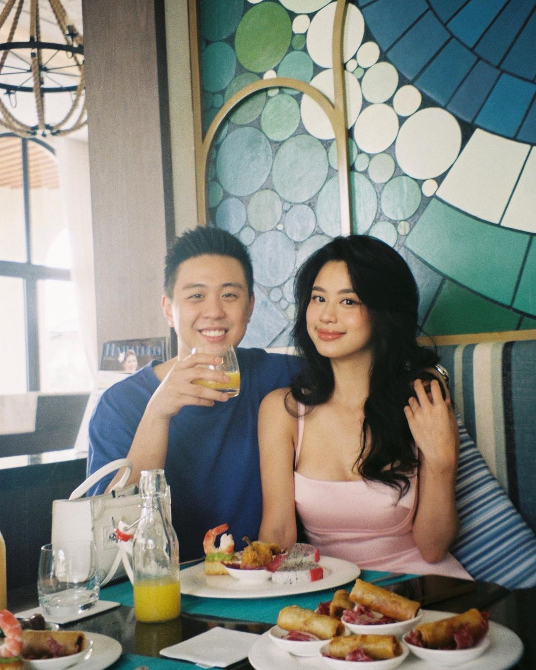 Tuy nhiên, trong khi Hàn Hằng ở ẩn, netizen phát hiện ra trong phòng Huy Me có bức ảnh vẽ cô nàng, tìm thấy loạt hint mỹ nhân sinh năm 1999 ăn tối cùng gia đình bạn trai. Điều này khiến nhiều người nhận ra dù trong tâm điểm “sóng gió”, anh chàng và bạn gái vẫn âm thầm ở bên nhau, nắm chặt tay sau hàng loạt biến cố.