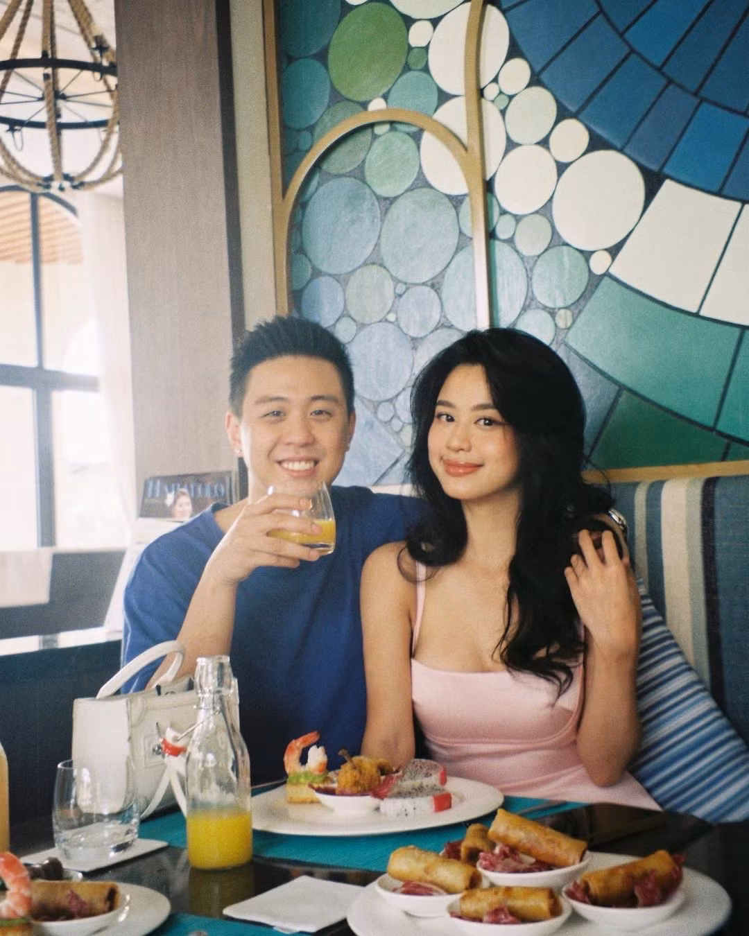 Tuy nhiên, trong khi Hàn Hằng ở ẩn, netizen phát hiện ra trong phòng Huy Me có bức ảnh vẽ cô nàng, tìm thấy loạt hint mỹ nhân sinh năm 1999 ăn tối cùng gia đình bạn trai. Điều này khiến nhiều người nhận ra dù trong tâm điểm “sóng gió”, anh chàng và bạn gái vẫn âm thầm ở bên nhau, nắm chặt tay sau hàng loạt biến cố.