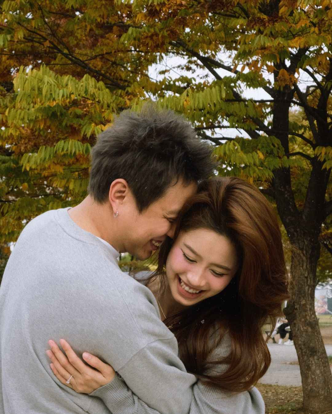 Huy Me và Hàn Hằng bắt đầu được nhắc đến chung khi xuất hiện tin đồn hẹn hò vào cuối năm 2019. Thời điểm đó, “hot girl tạp hóa” đăng một bức ảnh với người đàn ông giấu mặt nhưng lại có nhiều điểm được netizen “soi” ra giống hệt với nam Youtuber. Không những thế, cặp đôi cũng bị “team qua đường” bắt gặp một vài khoảnh khắc đi chơi chung làm dấy lên nghi vấn hẹn hò.