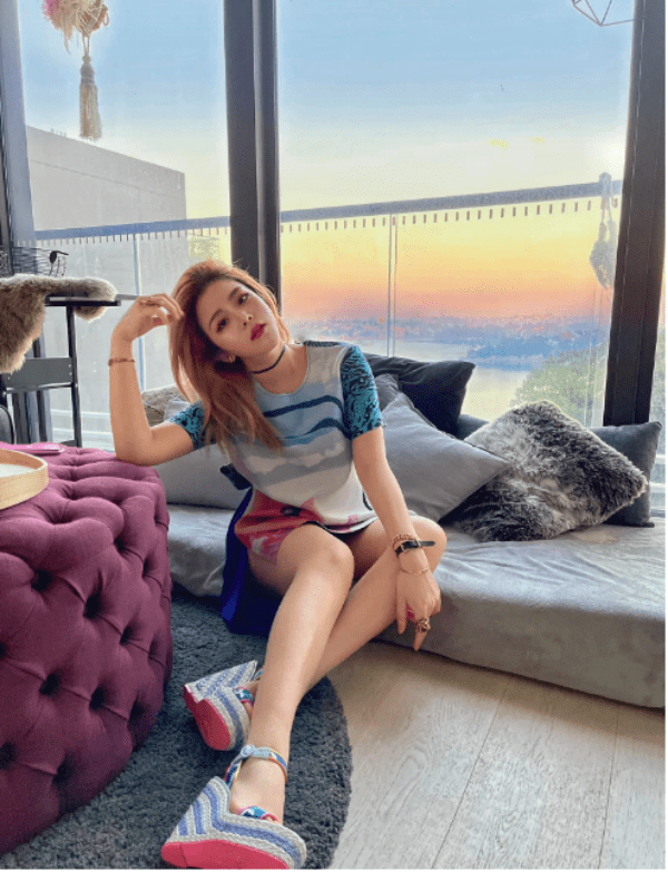 Là tiểu thư danh giá nhà tài phiệt, nên ngay từ khi còn nhỏ, Ông Thoại Liên đã được qua nước ngoài học tập và sinh sống. Tốt nghiệp ngành kinh doanh, thế nhưng người đẹp không trở về nước để làm việc cùng gia đình mà cô lưạ chọn định cư tại Úc.