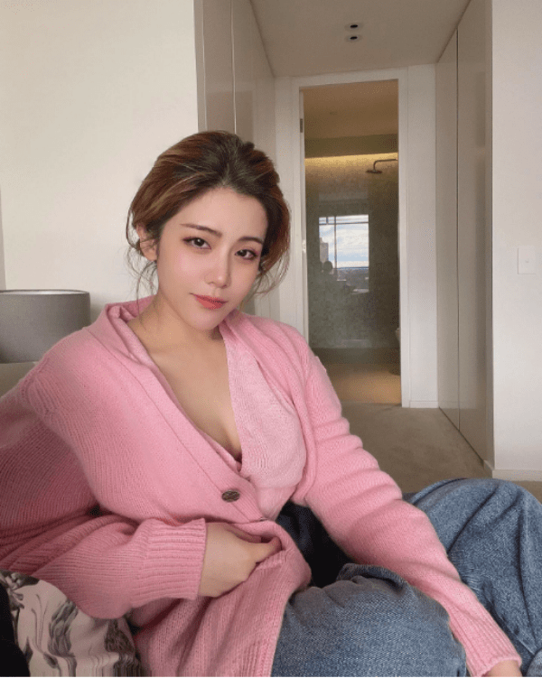 Hiện tại, Ông Thoại Liên cũng đang có cuộc sống vô cùng sanh chảnh và xa hoa tại "xứ sở chuột túi".