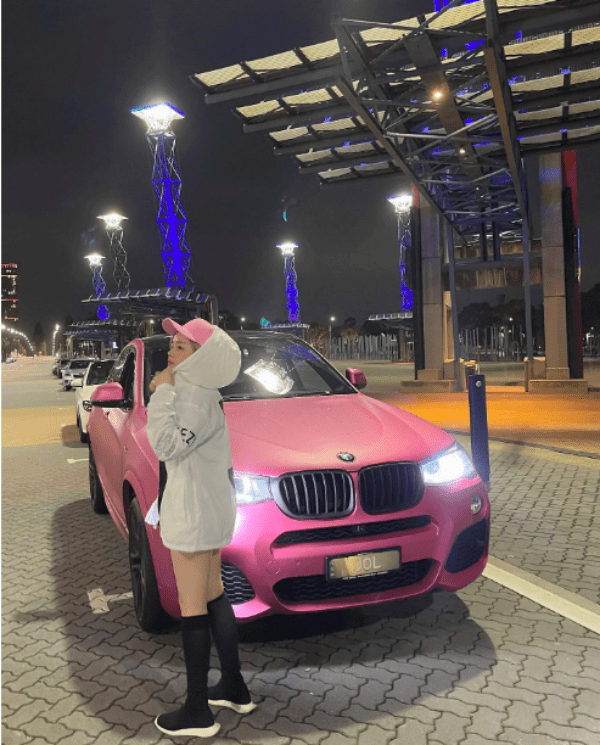 Là một người khá kín tiếng trong chuyện đời tư, đặc biệt là chuyện tình cảm. Thế nhưng qua những dòng trạng thái được Thoại Liên đăng tải trên Facbook cá nhân, có thể thấy tiểu thư nhà tài phiệt vẫn đang ở chế độ "độc thân vui tính".