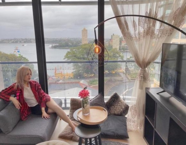 Nếu theo dõi Ông Thoại Liên từ lâu, có thể thấy trên trang cá nhân người đẹp 8x rất chăm chỉ chia sẻ những hình ảnh về cuộc sống đời thường của mình. Đáng chú ý hơn cả là những bức ảnh check in trong căn hộ cao cấp mà cô nàng đang sống.