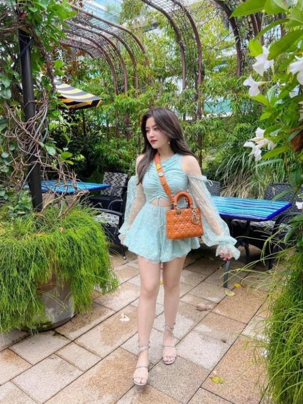 Có thể thấy, căn hộ của Ông Thoại Liên được trang trí khá đơn giản nhưng vẫn toát lên được sự sang chảnh, đặc biệt chiếc view ban công ăn tiền cũng là điểm nhấn của căn hộ, đây cũng là góc được người đẹp sống ảo nhiều nhất.