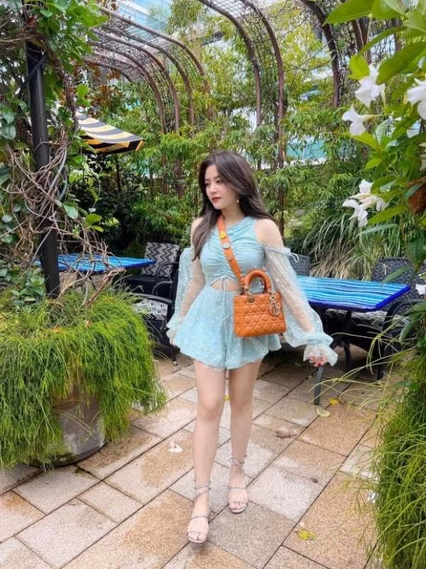 Có thể thấy, căn hộ của Ông Thoại Liên được trang trí khá đơn giản nhưng vẫn toát lên được sự sang chảnh, đặc biệt chiếc view ban công ăn tiền cũng là điểm nhấn của căn hộ, đây cũng là góc được người đẹp sống ảo nhiều nhất.