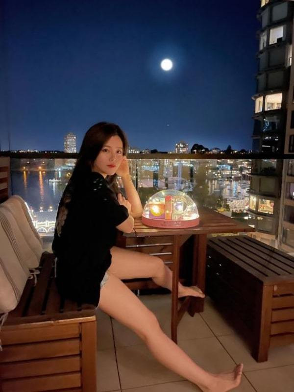 Cũng giống như anh trai, nữ rich kid Ông Thoại Liên ở hữu gương mặt nhỏ nhắn, thanh thoát và kiều diễm, dù chiều cao không quá nổi trội thế nhưng người đẹp rất biết cách chăm sóc bản thân nên không có gì khó hiểu khi cô nàng sinh năm 1989 vẫn có được vóc dáng nóng bỏng, cuốn hút.