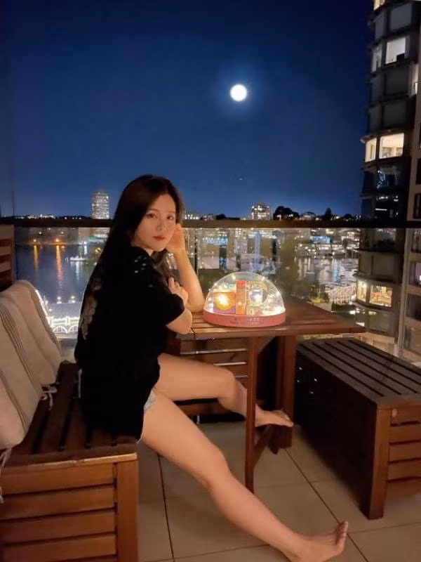 Cũng giống như anh trai, nữ rich kid Ông Thoại Liên ở hữu gương mặt nhỏ nhắn, thanh thoát và kiều diễm, dù chiều cao không quá nổi trội thế nhưng người đẹp rất biết cách chăm sóc bản thân nên không có gì khó hiểu khi cô nàng sinh năm 1989 vẫn có được vóc dáng nóng bỏng, cuốn hút.