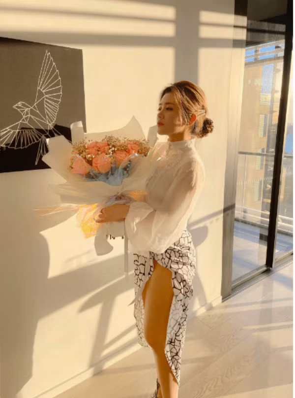 Không chỉ sóng trong căn hộ cao cấp sang trọng, Ông Thoại Liên còn sở hữu phong cách thời trang đẳng cấp, tinh tế với bộ sưu tập những bộ trang phục, phụ kiện đắt đỏ đến từ các nhà mốt lớn như: Dior, Chanel...