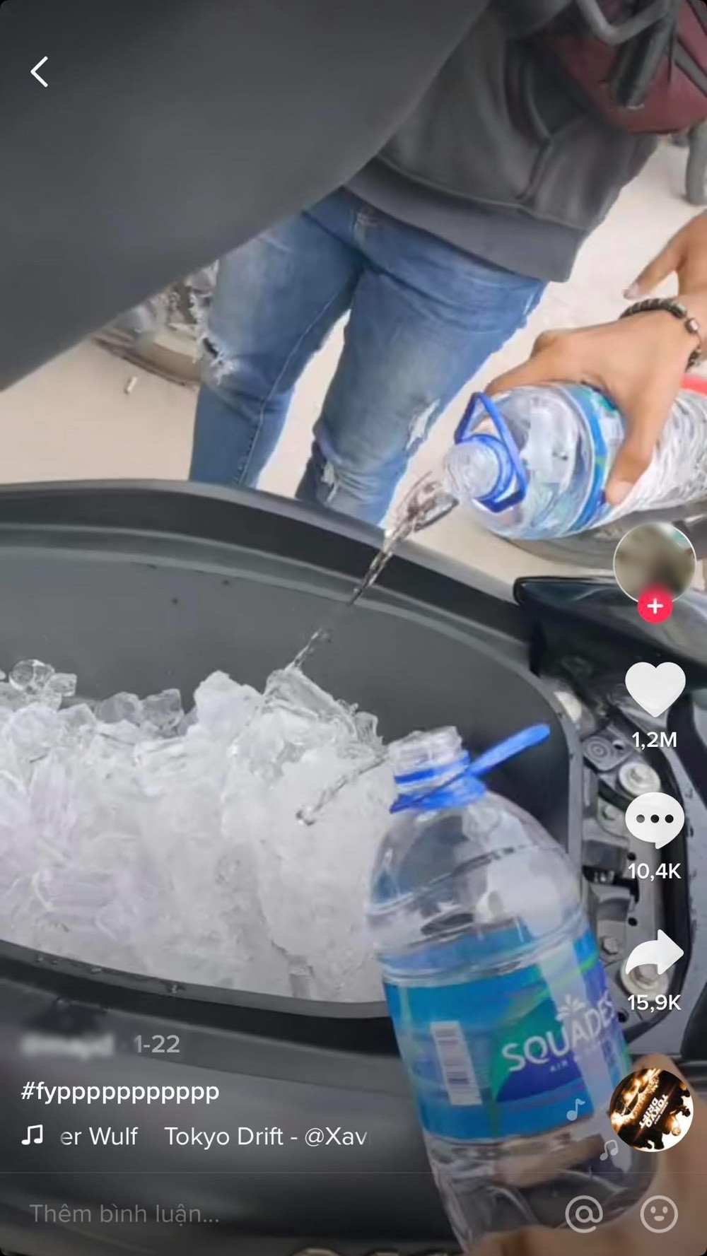 Cụ thể, sau khi mở cốp xe, các thanh niên liền đổ đầy đá viên và nước lọc vào bên trong. Sau đó, họ đổ thêm gói bột pha cocktail cùng sữa đặc vào và uống cùng nhau rất vui vẻ.