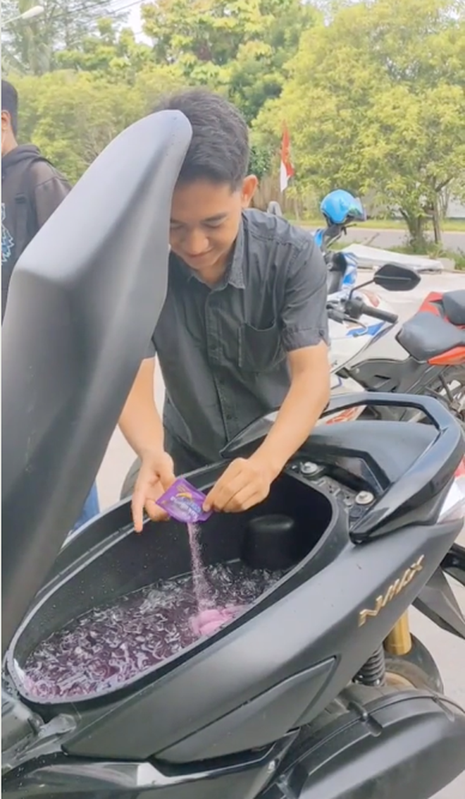 Đoạn clip này khi được đăng tải lại lần hai còn bị trang mạng xã hội gắn cảnh báo “hành động có thể dẫn đến tổn thương nghiêm trọng”.