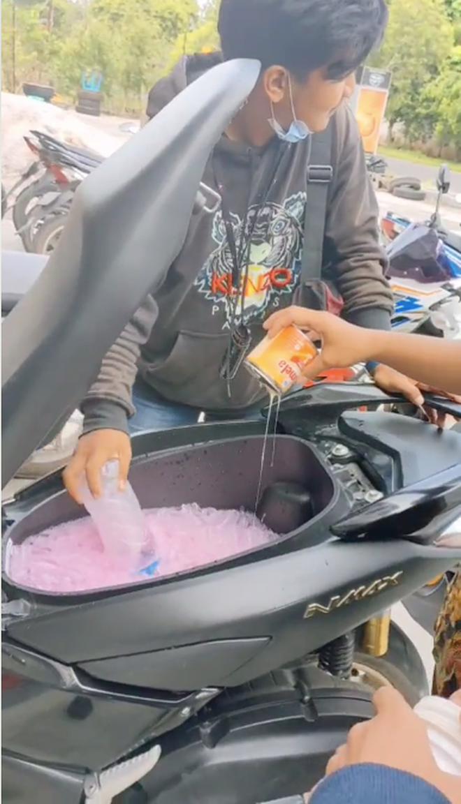 Chẳng thế mà hành động pha nước uống trong cốp xe đã khiến không ít người bàn tán xôn xao, gây tranh cãi lớn.