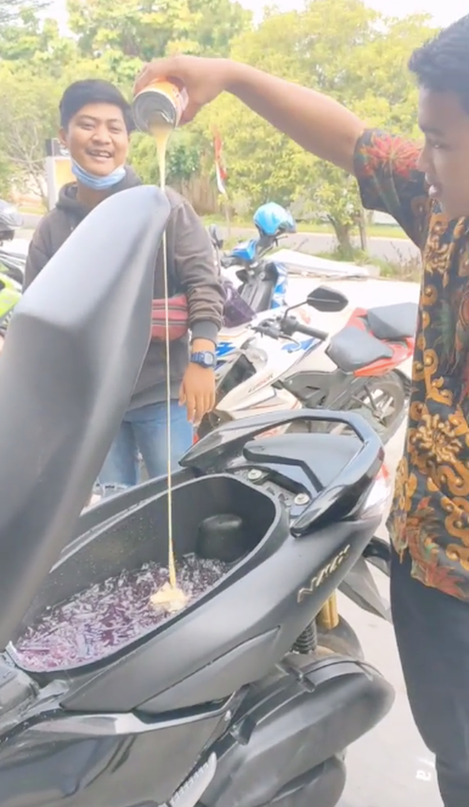 Trước giờ pha cocktail số lượng lớn, người ta thường nhìn thấy pha trong thùng đá hay bát to chứ gần như chưa bao giờ thấy pha trong cốp xe máy cả.