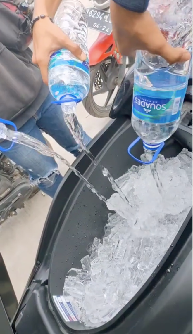 Theo tìm hiểu, nhóm thanh niên thực hiện màn pha đồ uống trong cốp xe này không phải đến từ Việt Nam mà có thể là ở Malaysia.