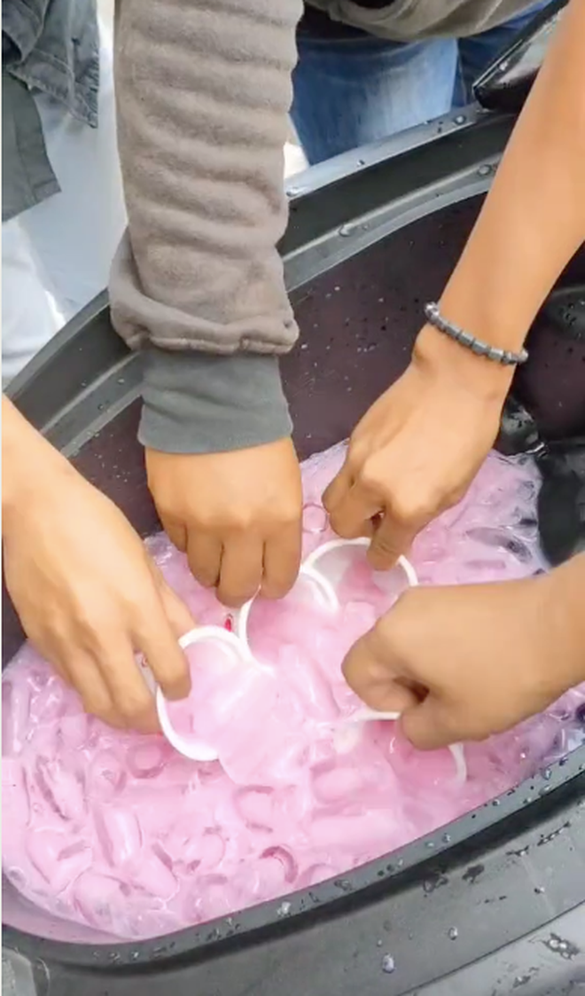 Trước hết, họ cho rằng cốp xe vốn là nơi đựng vật dụng nên sẽ không đảm bảo vệ sinh, chưa kể lại gần khu vực bình xăng mà nhóm thanh niên vẫn dám đổ nước vào uống.