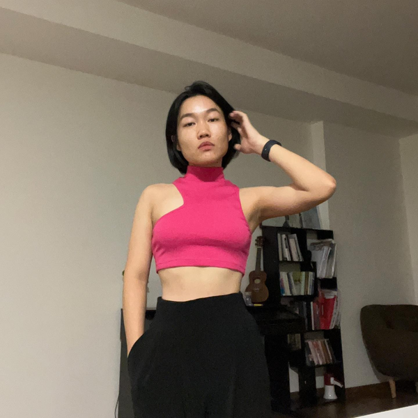 Như gần đây nhất, Lê Thụy còn thử sức trong tạo hình khá mới lạ. Bộ cánh cầu kỳ kết hợp cùng cách make-up Tây Âu quyến rũ khiến người ta xuýt chút không nhận ra cô nàng “uống cô cô nớt không” ngày nào.