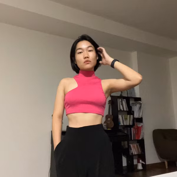 Như gần đây nhất, Lê Thụy còn thử sức trong tạo hình khá mới lạ. Bộ cánh cầu kỳ kết hợp cùng cách make-up Tây Âu quyến rũ khiến người ta xuýt chút không nhận ra cô nàng “uống cô cô nớt không” ngày nào.