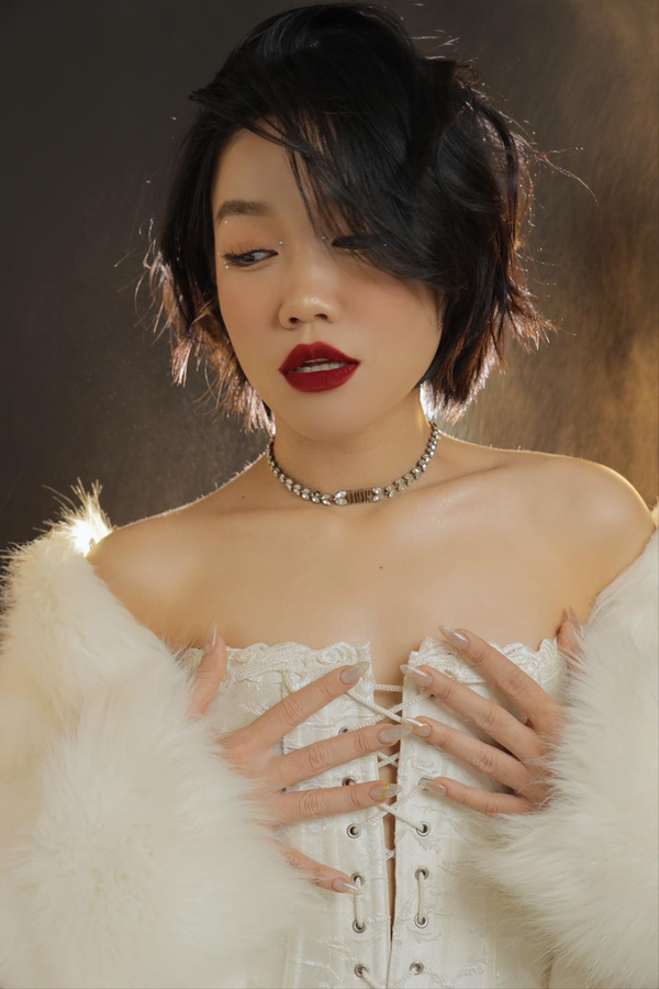 Chính vì vậy, Lê Thụy đang từng ngày tích cực rèn luyện cả về mặt thể xác lẫn tâm hồn. Hiện tượng mạng này từng cho biết học cách yêu bản thân bằng cách thay đổi phong cách.