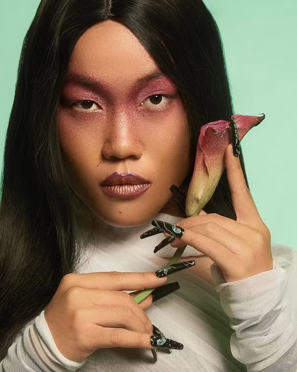 Tiếp đó, Lê Thuỵ cũng thường xuyên gây ấn tượng mỗi lần “lên đồ”. Sau 2 năm xây dựng nội dung trên mạng xã hội, nữ TikToker này cũng nhiều lần bắt trend “biến hình”.