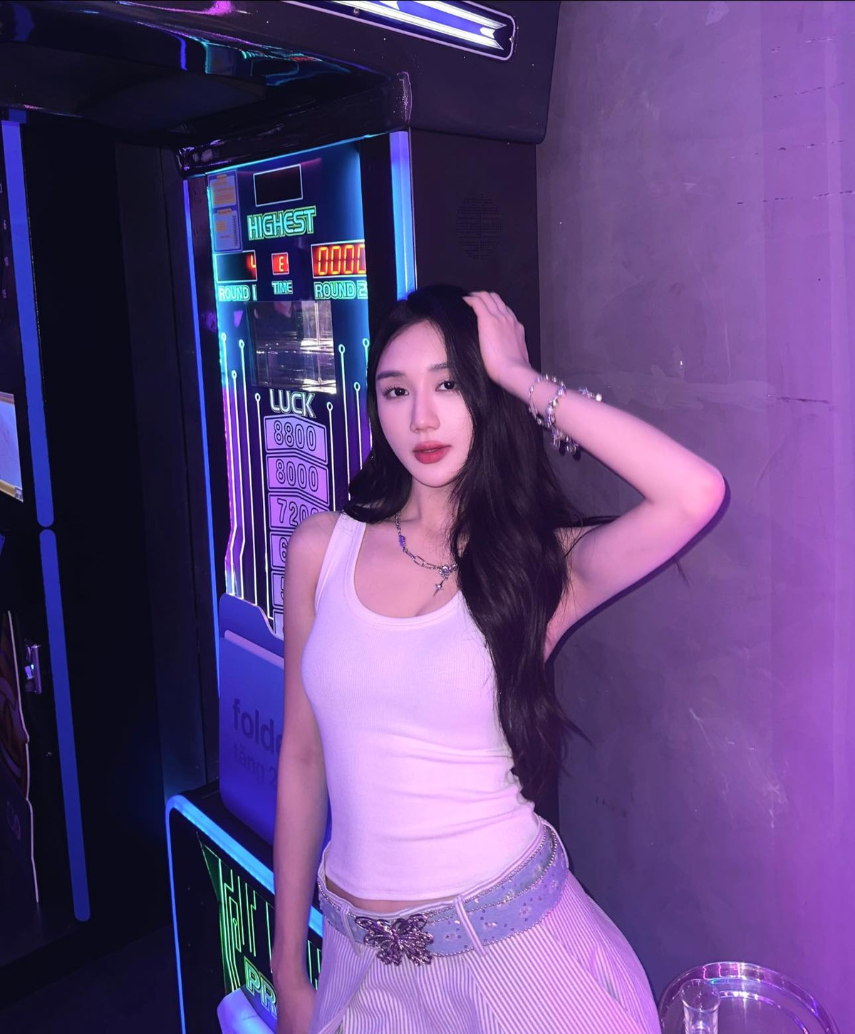 Bên dưới bài đăng khoe vòng eo này của gái xinh Mina Young, cô nàng nhận được cơn mưa lời khen từ cộng đồng mạng.