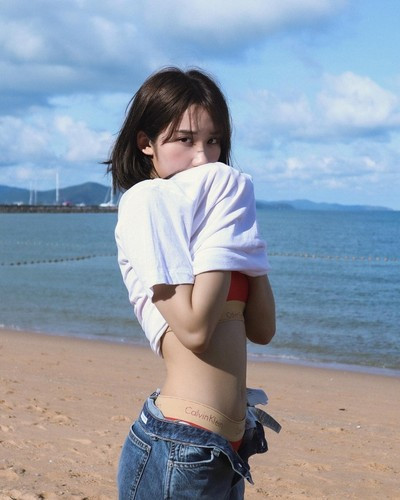 Mina Young còn có quy tắc bất di bất dịch chính là 1 năm chỉ đăng 1 bộ ảnh bikini. Cách đây không lâu, gái xinh khiến dân mạng “đứng ngồi không yên” khi khoe thân hình thon thả trong bộ bikini màu trắng.