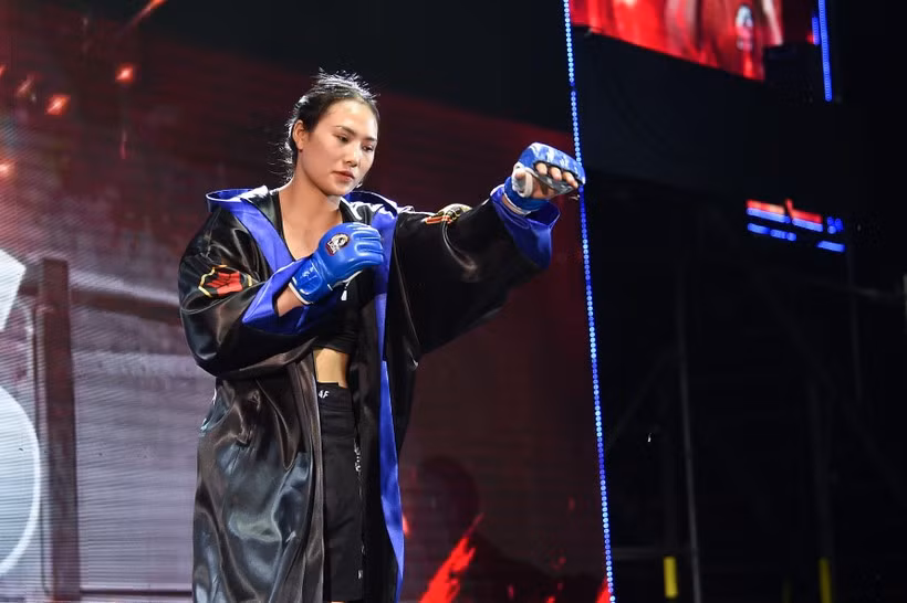 "Hot girl MMA" gây bão mạng những ngày qua là ai? MMA (võ tổng hợp) được biết đến chủ yếu từ hình ảnh của những võ sĩ nam bước vào trận đấu một mất một còn. Tuy nhiên, giống như nhiều giải đấu như UFC hay ONE Championship, giải MMA Việt Nam Lion Championship cũng có những võ sĩ nữ tham gia.