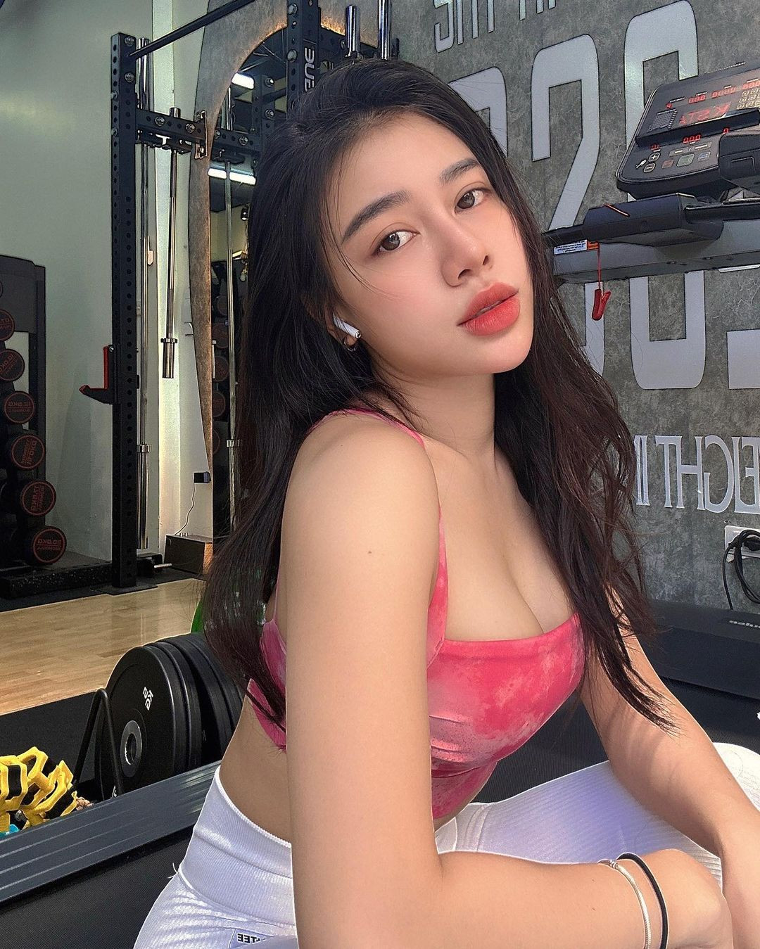 Chẳng những vậy, mỗi lần diện bikini, hot girl phòng gym Huyền Dior còn khoe khéo hình xăm độc đáo ở vòng 1.