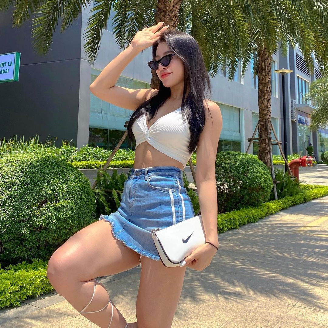 Cô nàng luôn tự tin với những đường cong quyến rũ trên cơ thể mình.