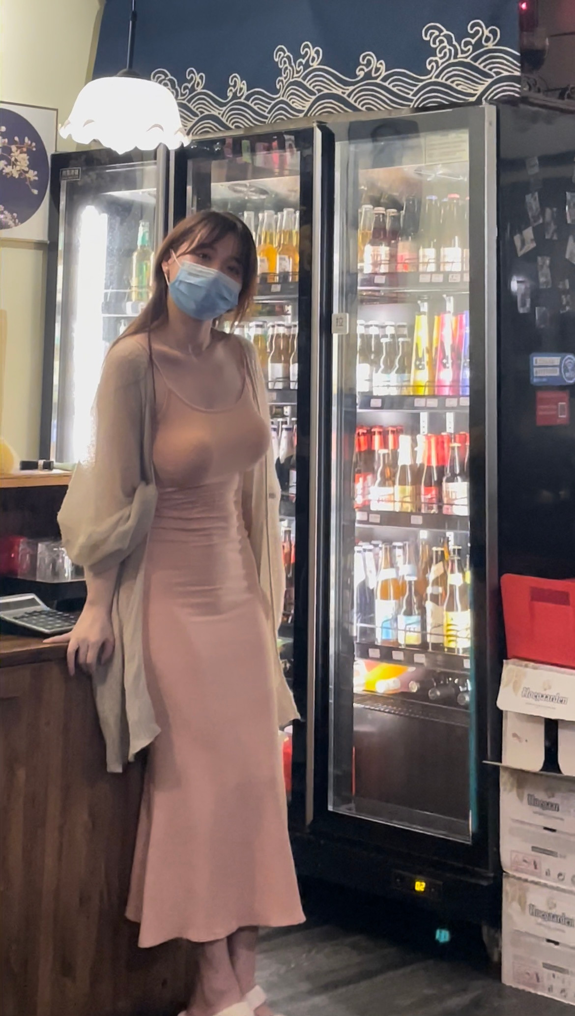 Hình ảnh Dật Nhu tùng gây sốt khi xuất hiện ở một quán cà phê