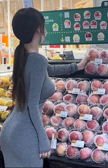 Rất nhanh tên tuổi của 'hot girl siêu thị' đã được tìm ra và đó không ai khác là Dật Nhu. Cô nàng là một trong những gái xinh mới nổi được đông đảo người dân xứ tỷ dân quan tâm, chú ý.