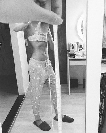 Ở tuổi 38, Thanh Hằng vẫn giữ được nhan sắc trẻ trung, thân hình gọn gàng.