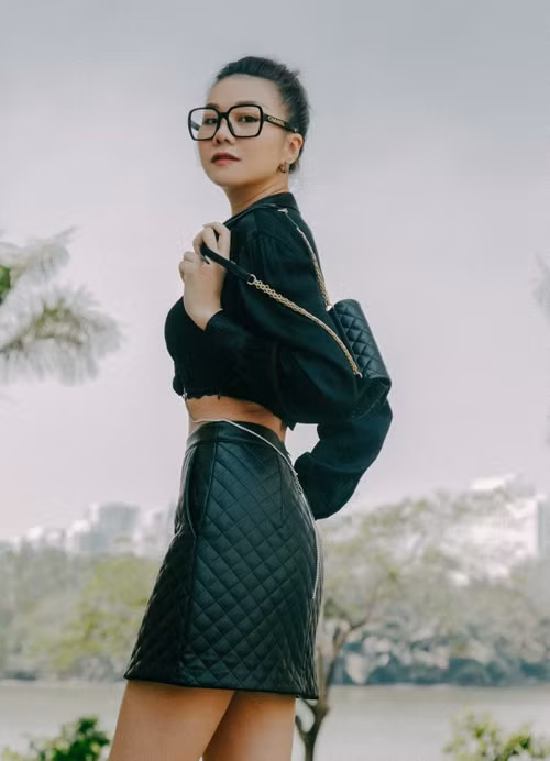 Để có vòng hai săn chắc Thanh Hằng tích cực tập luyện yoga mỗi ngày suốt nhiều năm nay. Cô cũng theo chế độ ăn uống khoa học bằng cách chia 5-6 bữa ăn mỗi ngày để tránh cảm giác đói, thèm ăn dẫn đến năng lượng nạp vào dư thừa.