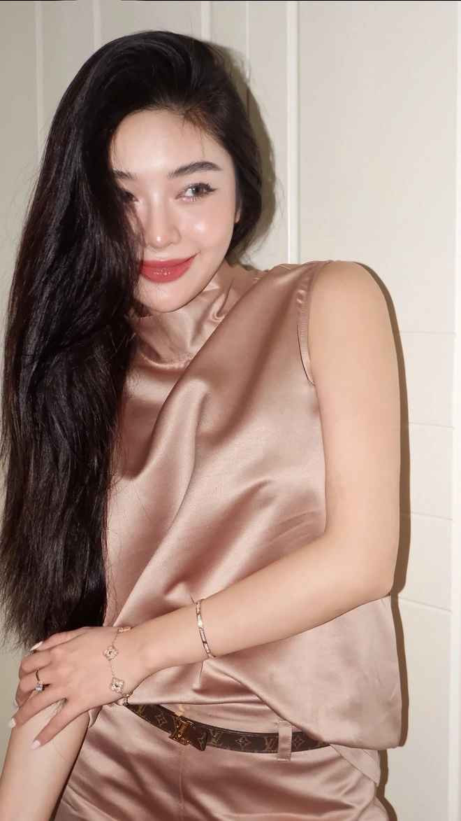 Ngọc Linh cho biết thêm, bản thân không bị ảnh hưởng tiêu cực bởi những lời bàn tán về chuyện trang phục khi chơi pickleball, quan điểm của cô bạn Gen Z này là "mặc gì cũng được, miễn người chơi cảm thấy thoải mái và tự tin là được".