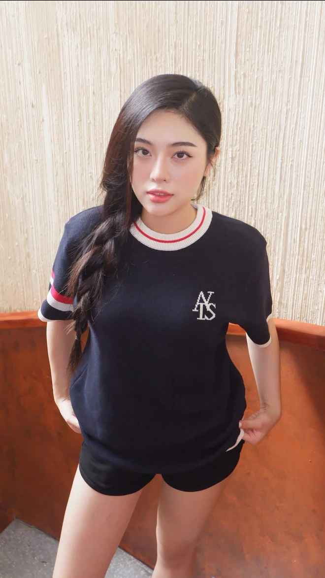 Còn về cá nhân, Ngọc Linh khá ngại mặc hở ở chỗ đông người, nên mỗi lần tham gia thể thao thường lựa chọn những outfit có phần kín đáo, phù hợp với sở thích và thói quen của mình.