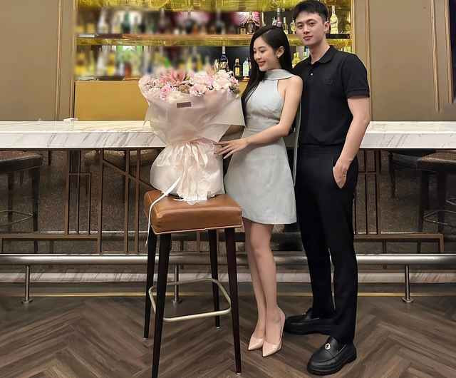 Ngay lập tức danh tính của cặp đôi gây bão mạng trên đã được tìm ra. Đó là Ngọc Linh (sinh năm 2001) và Đinh Trung (sinh năm 2002). Cả hai đang học tập và làm việc tại Nam Định.