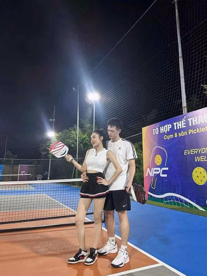 Mới đây, trên mạng xã hội, một cặp đôi đang yêu đăng tải hình ảnh cùng nhau đi tập pickleball, nhanh chóng thu hút sự quan tâm của cộng đồng mạng.