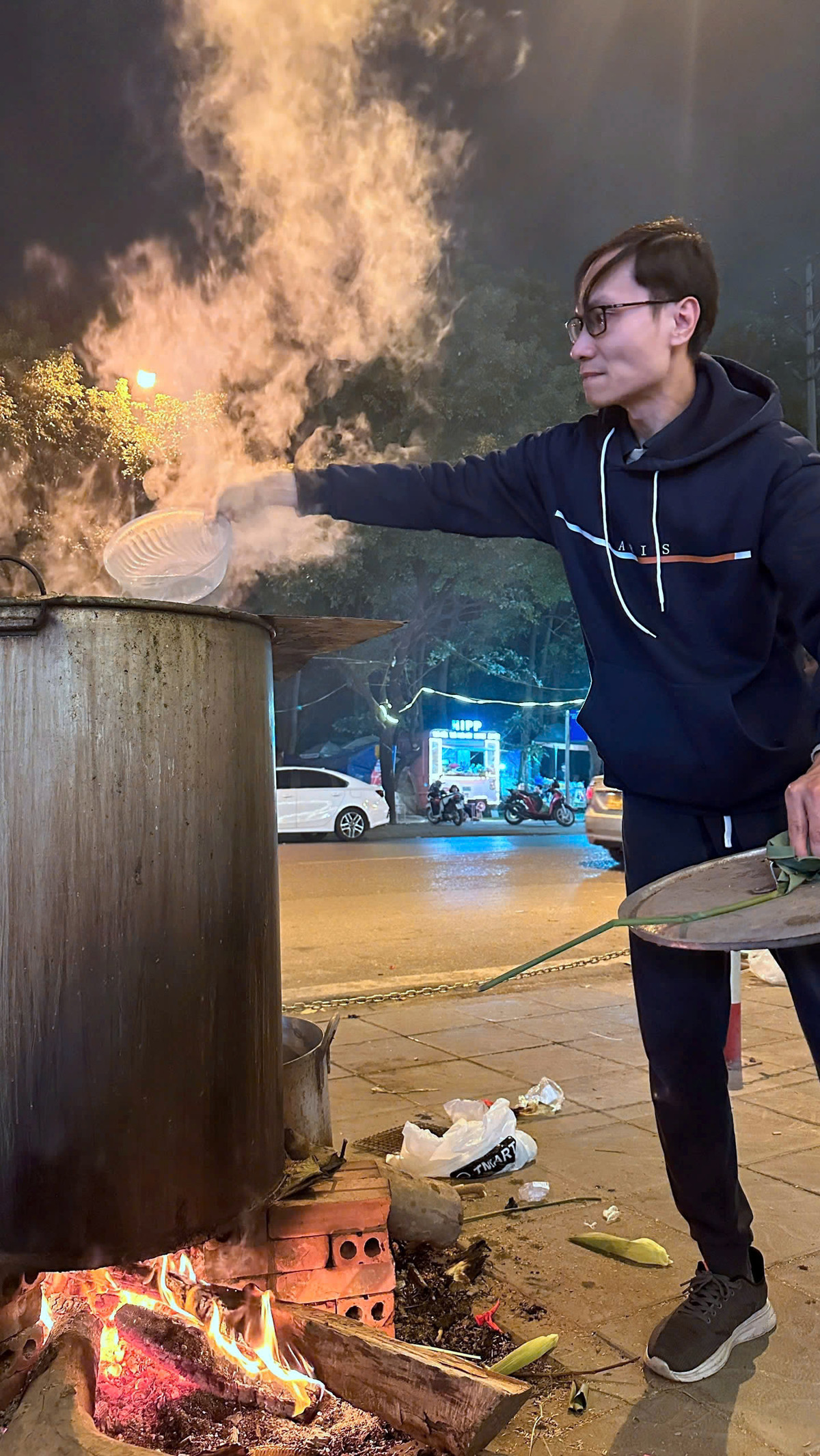 Với nhiều người dân tại các chung cư, ngày bình thường cứ đi làm về là đóng cửa...thì việc luộc bánh chưng là cơ hội để họ xích lại gần nhau hơn.