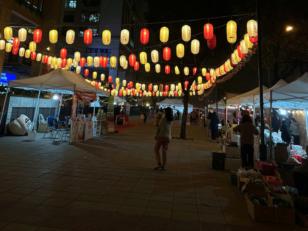 Bên cạnh nồi bánh chưng, những phiên chợ ngay dưới chân chung cư cũng vừa tăng tính tiện lợi vừa thêm gắn kết.