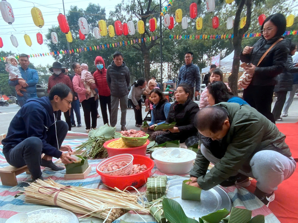 Sau khi những nguyên liệu được chuẩn bị đầy đủ, các hộ dân cử đại diện gia đình trải bạt xuống sân chung cư để cùng gói bánh.
