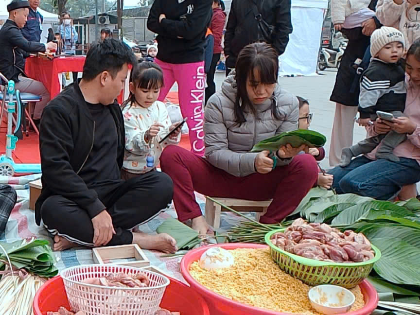 Duy trì truyền thống như mọi năm, người dân tại chung cư Phương Đông Green Park (Hoàng Mai - Hà Nội) lại cùng nhau tập trung dưới sảnh để gói bánh chưng.