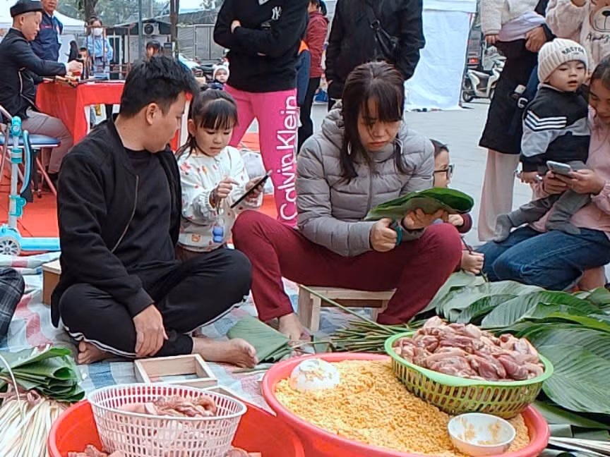 Duy trì truyền thống như mọi năm, người dân tại chung cư Phương Đông Green Park (Hoàng Mai - Hà Nội) lại cùng nhau tập trung dưới sảnh để gói bánh chưng.