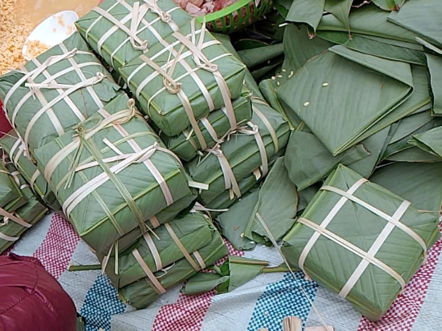 Mỗi người một việc nhưng không khí rôm rả, từ câu chuyện công việc, câu chuyện hàng ngày được những người dân chung cư Phương Đông Green Park chia sẻ với nhau.