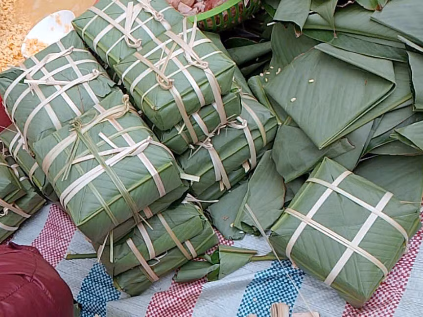 Mỗi người một việc nhưng không khí rôm rả, từ câu chuyện công việc, câu chuyện hàng ngày được những người dân chung cư Phương Đông Green Park chia sẻ với nhau.