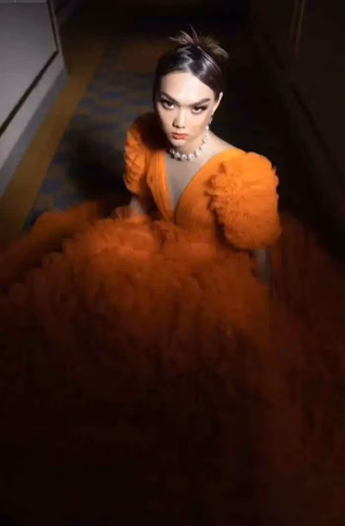 Một vài người còn cho rằng nhiều nghệ sĩ trong nghề phải học hỏi hot Tiktoker về khoản tạo dáng chuyên nghiệp.