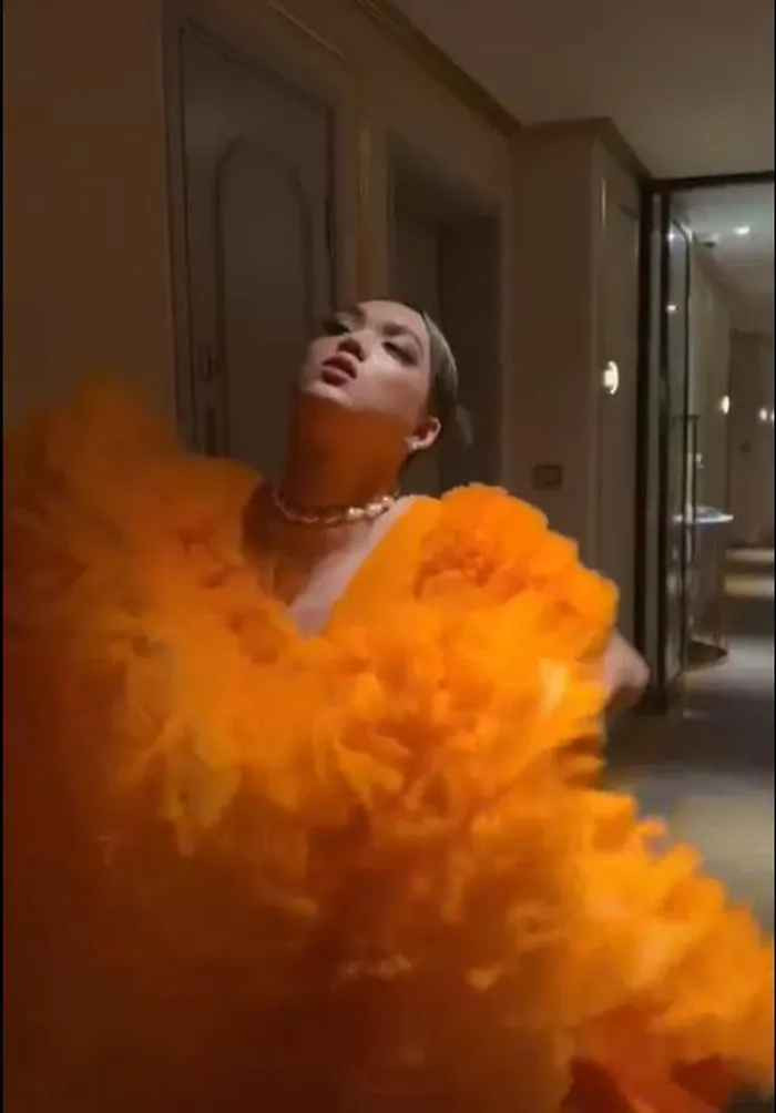 iều đáng chú ý ở đây chính là cách mà Phạm Thoại pose hình. Chỉ trong vài giây ngắn ngủi, anh chàng đã tạo 7749 dáng khác nhau và khiến dân mạng không thể nhịn cười vì quá “ô dề”.