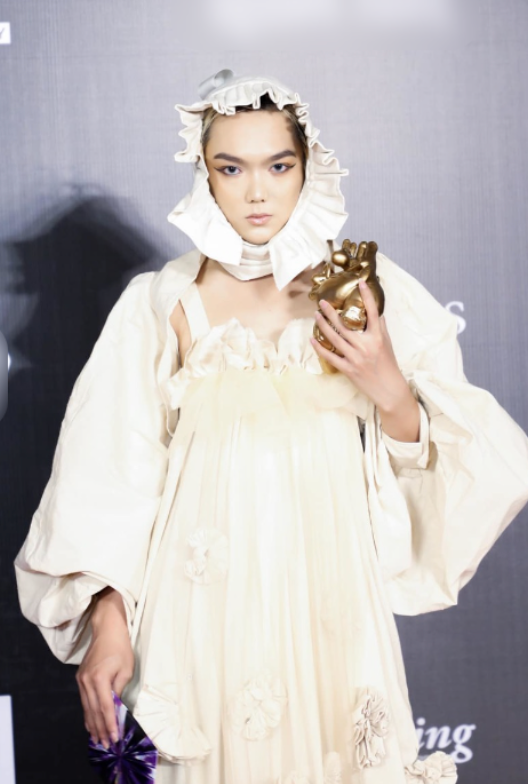 Hình ảnh Phạm Thoại với bộ trang phục dị biệt ở sự kiện thời trang từng gây tranh cãi lớn trên mạng xã hội.