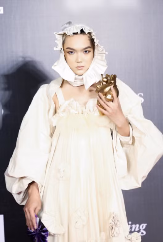 Hình ảnh Phạm Thoại với bộ trang phục dị biệt ở sự kiện thời trang từng gây tranh cãi lớn trên mạng xã hội.