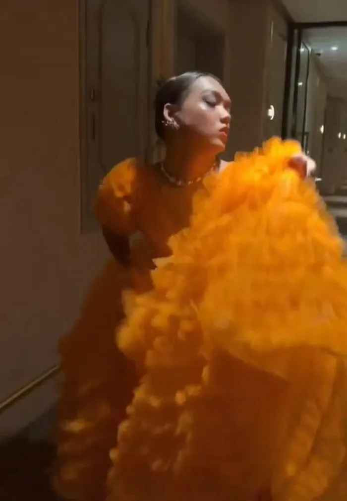 Mặc dù pose hình có phần quá đà nhưng Phạm Thoại lại thu về những bức ảnh vô cùng đẹp mắt. Nhờ khoảnh khắc tung váy và anh có được bức ảnh cực “nghệ” và đậm chất thời trang.