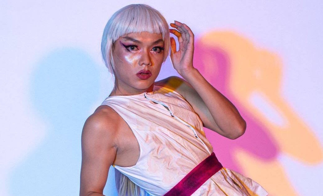 Tuy nhiên, dù nhận về không ít bình luận tiêu cực song "thánh chửi" Phạm Thoại vẫn rất tự tin khi chứng minh mình là người phá bỏ mọi định kiến, quy luật về thời trang.